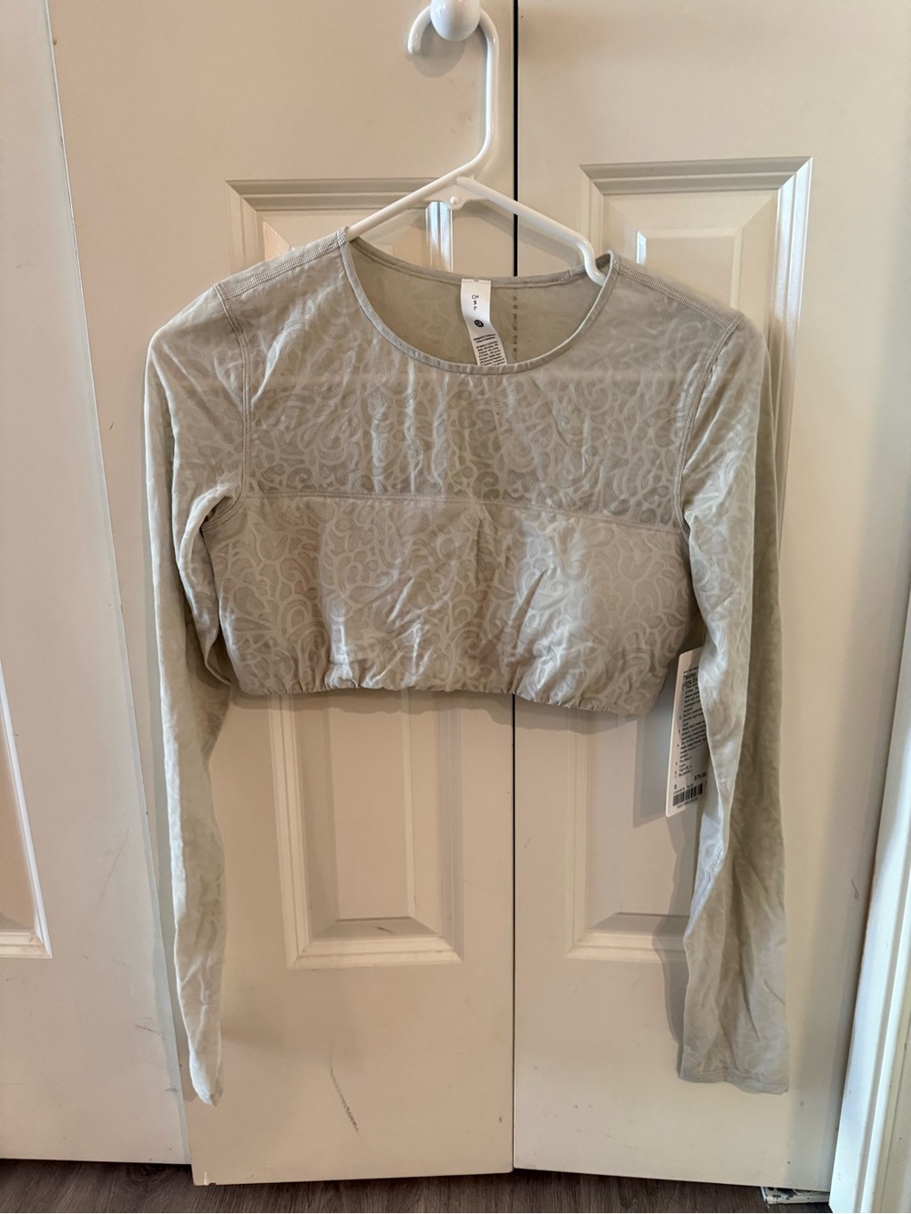 Lululemon Long Sleeve Crop Top in light grey - Women